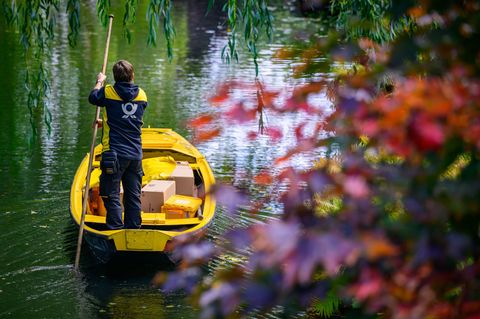 Der Postkahn im Spreewald geht in die Winterpause. Foto: Patrick Pleul/dpa