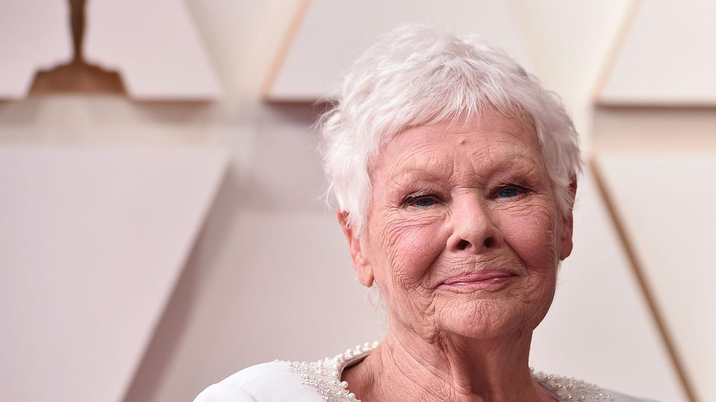 Judi Dench auf dem Roten Teppich bei der Oscar-Verleihung 2022