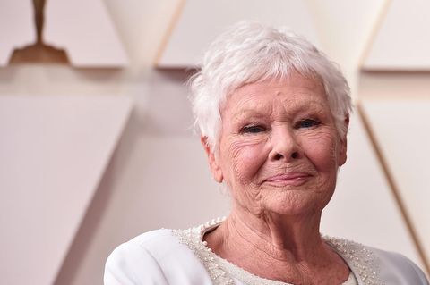 Judi Dench auf dem Roten Teppich bei der Oscar-Verleihung 2022