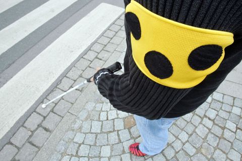Der blinde Hundebesitzer vermutet ein Kind mit Tretroller hinter der Tat. (Symbolbild) Foto: Patrick Lux/dpa