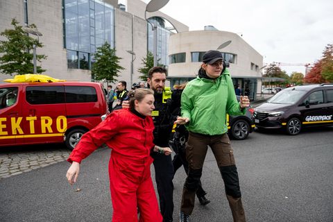 Greenpeace Aktivisten werden vor dem Kanzleramt von der Polizei abgeführt. Foto: Fabian Sommer/dpa