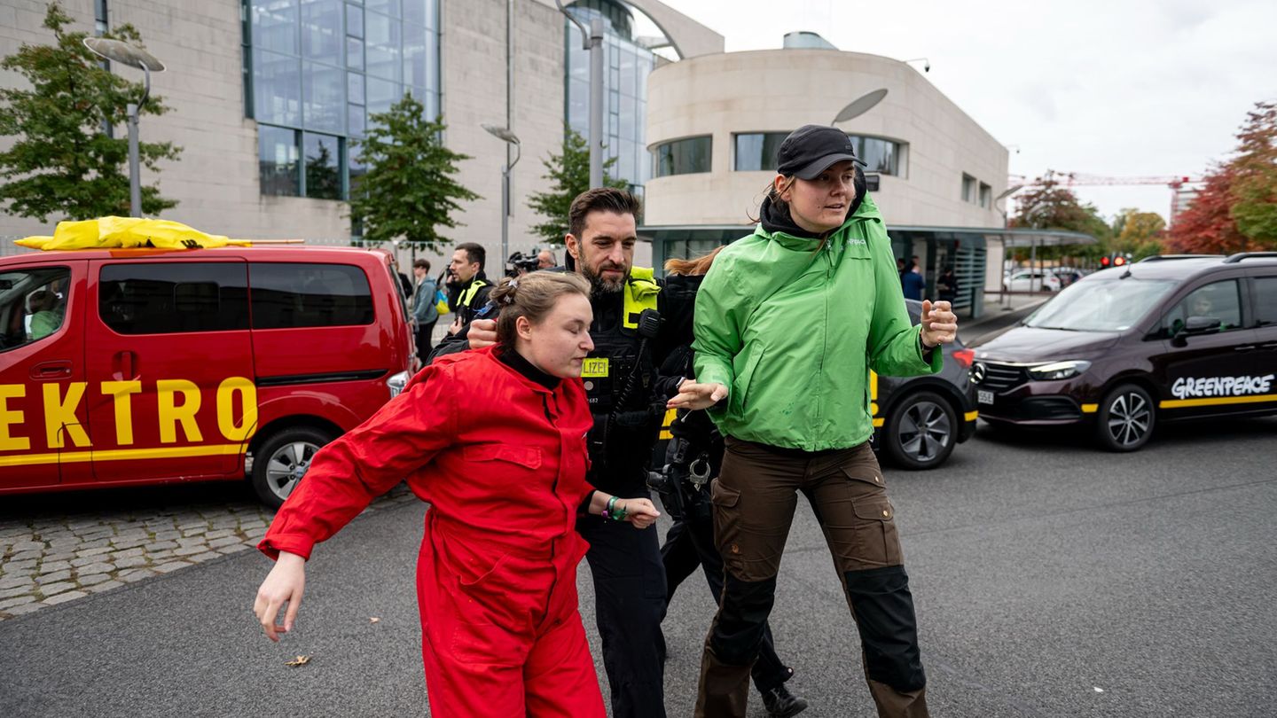 Greenpeace Aktivisten werden vor dem Kanzleramt von der Polizei abgeführt. Foto: Fabian Sommer/dpa
