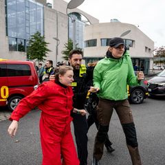 Greenpeace Aktivisten werden vor dem Kanzleramt von der Polizei abgeführt. Foto: Fabian Sommer/dpa