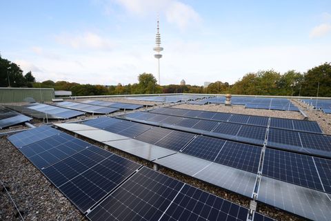 Die neue Photovoltaikanlage auf dem CCH Congress Center Hamburg soll jährlich mehr als 318.000 Kilowattstunden Strom liefern. Fo