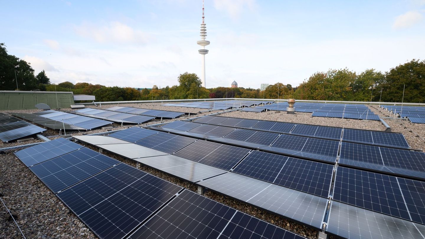 Die neue Photovoltaikanlage auf dem CCH Congress Center Hamburg soll jährlich mehr als 318.000 Kilowattstunden Strom liefern. Fo