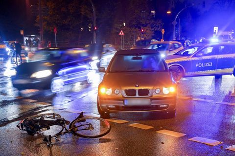 Die Unfallgefahr für Radfahrer kann in der Dunkelheit steigen. (Symbolbild) Foto: Christian Charisius/dpa