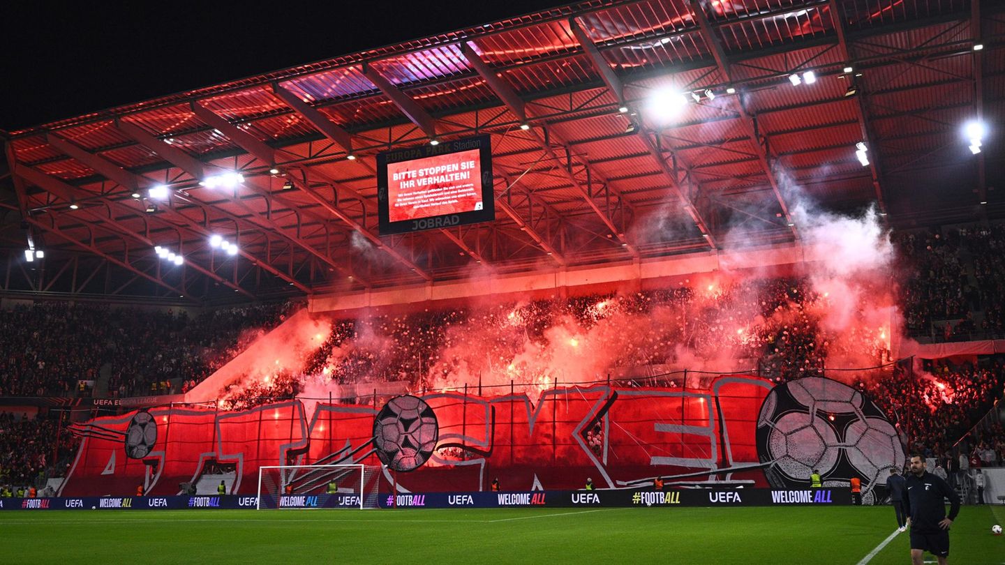 Der Pyrotechnik-Einsatz der eigenen Fans beim Heimspiel gegen den FC Basel hat Konsequenzen für den SC Freiburg. Foto: Tom Welle