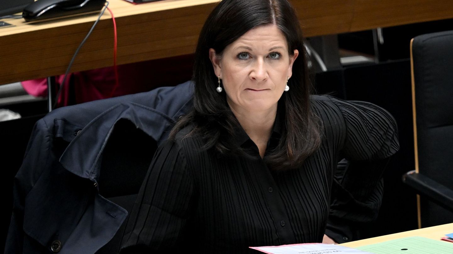 Bildungssenatorin Katharina Günther-Wünsch (CDU) nahm an der Sitzung des Abgeordnetenhauses teil. Foto: Britta Pedersen/dpa