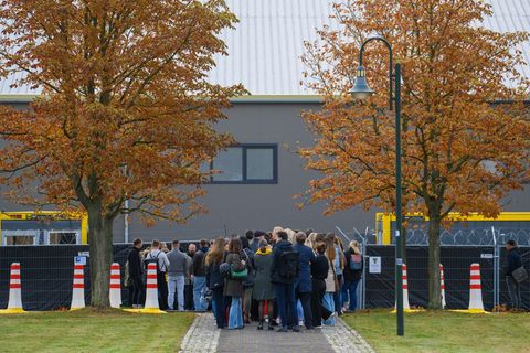 Im Interims-Gerichtsgebäude wurden vorab die Abläufe geprobt - auch der Einlass. Foto: Klaus-Dietmar Gabbert/dpa