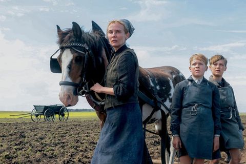 Bäuerin Tessa (Diane Kruger) lässt den zwölfjährigen Nanning (Jasper Billerbeck) und seinen besten Freund Hermann (Kian Köppke