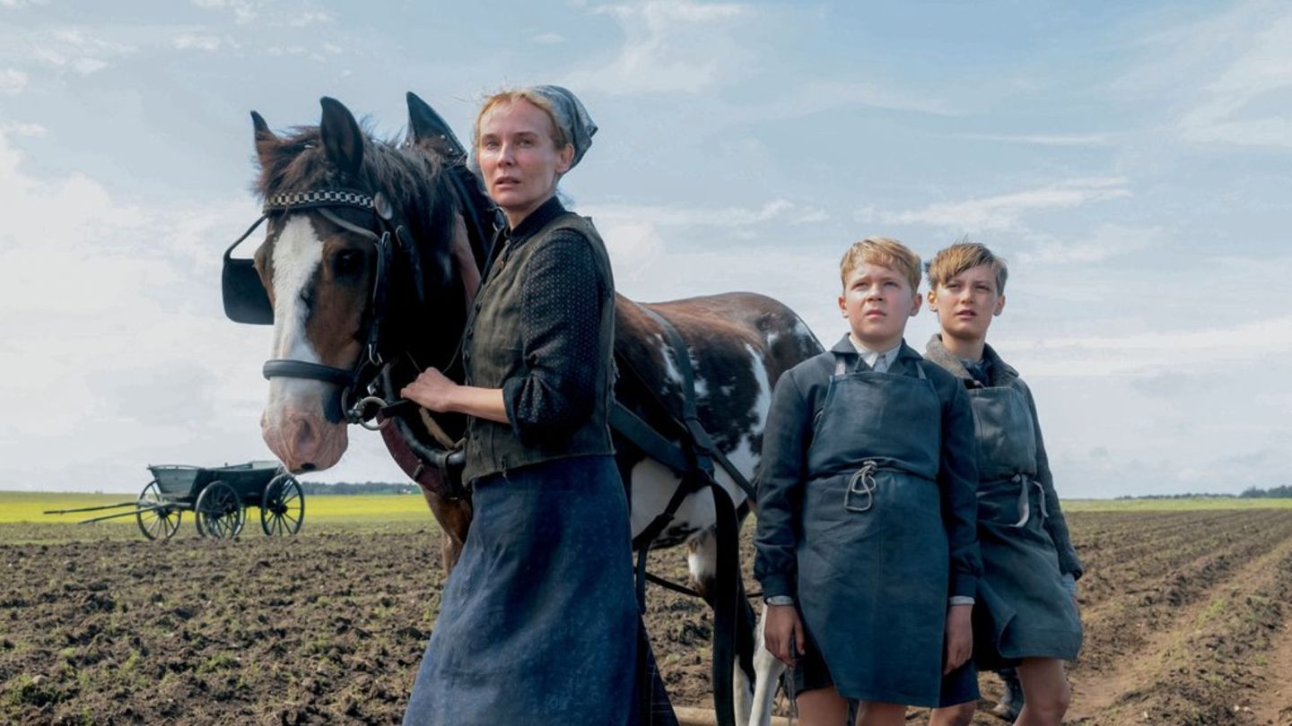 Bäuerin Tessa (Diane Kruger) lässt den zwölfjährigen Nanning (Jasper Billerbeck) und seinen besten Freund Hermann (Kian Köppke