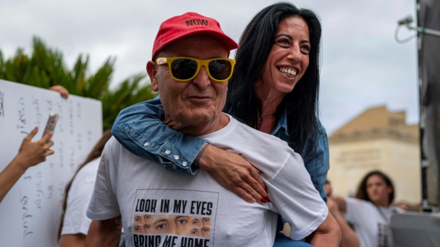 Familienangehörige von israelischen Geiseln in Tel Aviv