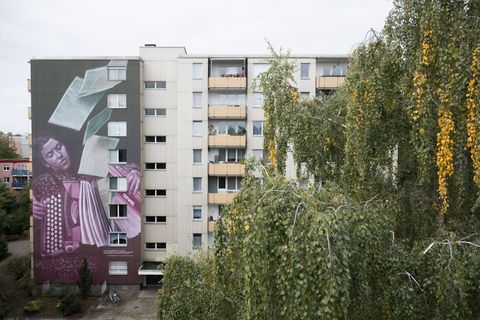 Dieses Wandbild erinnert nun an die NS-Widerstandskämpferin Maria Terwiel. Foto: Sebastian Christoph Gollnow/dpa