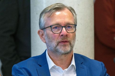 Nach den Worten von Finanzminister Heiko Geue (SPD) will die Bundeswehr in den kommenden Jahren bis zu fünf Milliarden Euro in M