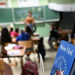 Bürokratieabbau für Lehrkräfte soll Entlastung an Brandenburgs Schulen bringen. (Symbolbild) Foto: Jens Kalaene/dpa