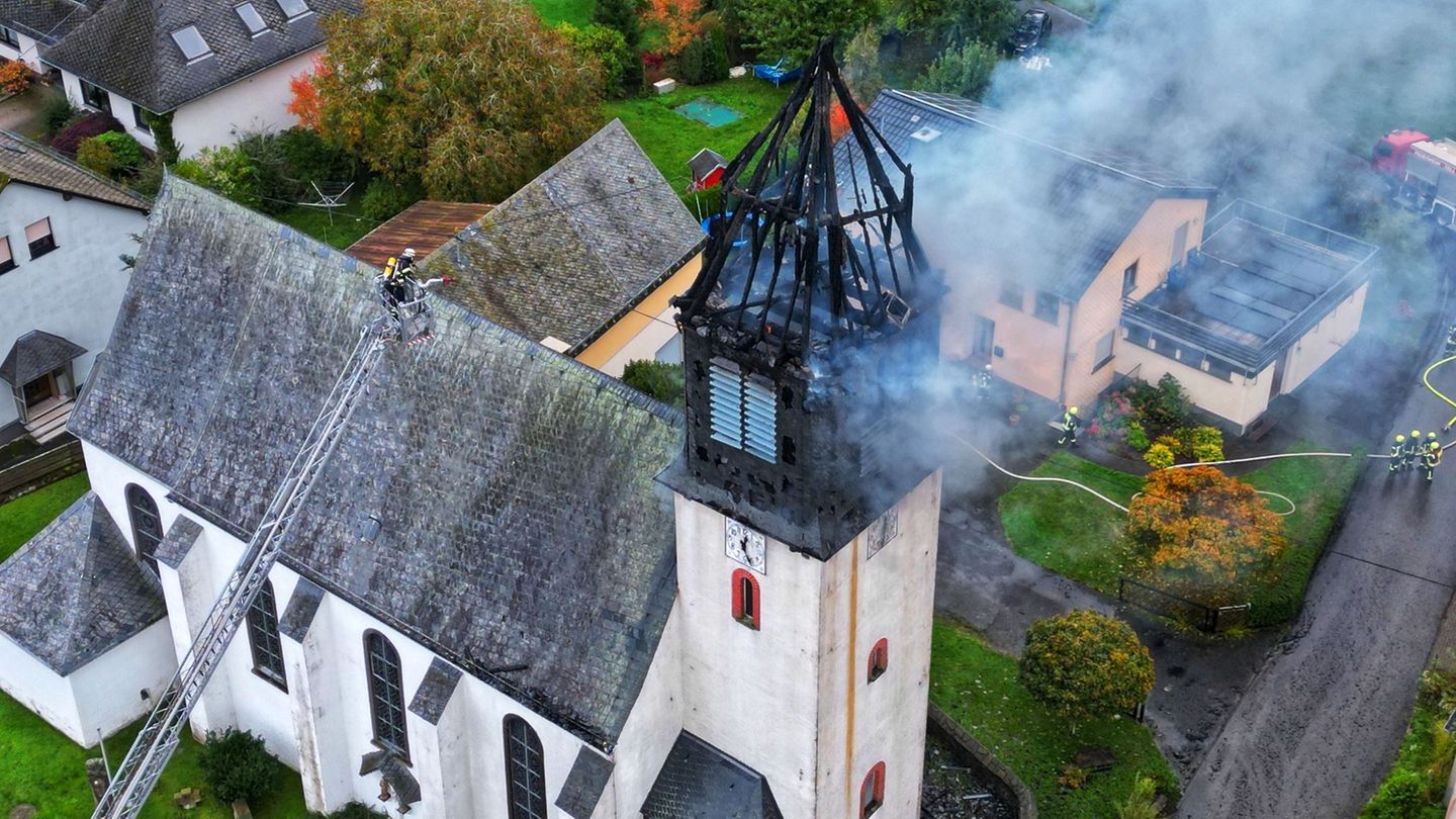 Der Dachstuhl des Kirchturms ist ausgebrannt - die Feuerwehr konnte aber verhindern, dass sich die Flammen weiter ausbreiteten.