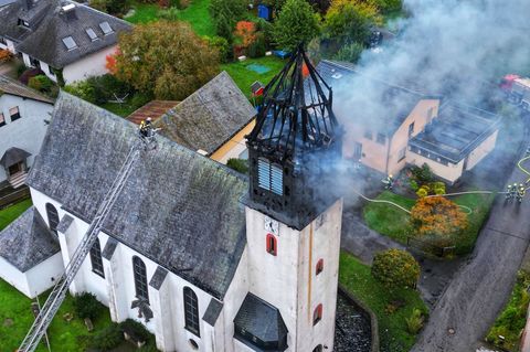 Der Dachstuhl des Kirchturms ist ausgebrannt - die Feuerwehr konnte aber verhindern, dass sich die Flammen weiter ausbreiteten.