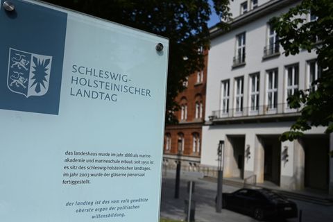 Der Landtag will die Landesverfassung ändern. (Symbolbild) Foto: David Hammersen/dpa