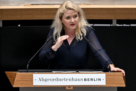 Die AfD-Fraktionsvorsitzende Kristin Brinker kritisierte den Nachtragshaushalt wegen der Mittel für die Flüchtlingsunterbringung