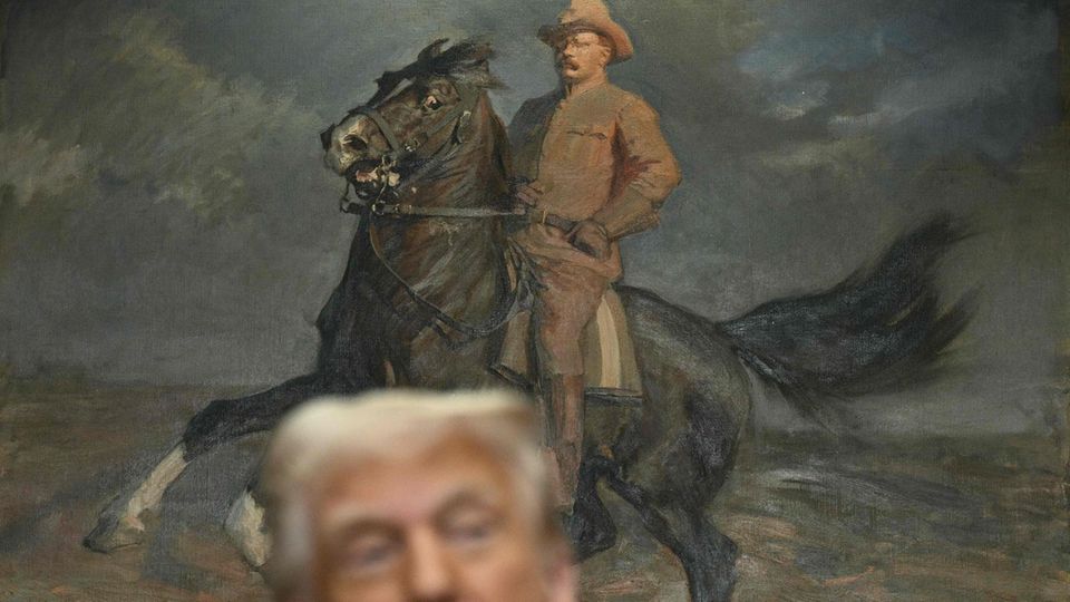 Trump vor einem Ölgemälde von US-Präsident Theodore Roosevelt, einem Friedensnobelpreisträger Trump vor einem Ölgemälde von US-Präsident Theodore Roosevelt, einem Friedensnobelpreisträger