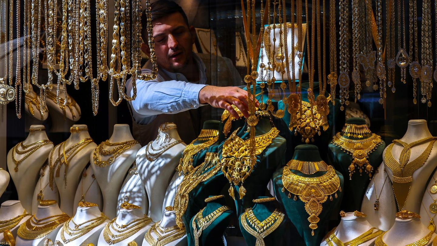 9. Oktober: Alles Gold, was glänzt Skopje, Nordmadzedonien. Im alten türkischen Basar ordnet der Goldschmied Adnan Iseni seine Auslage mit prachtvollem Goldschmuck. In den 20 Jahren, seit er das Geschäft betreibt, hat sich der Goldpreis verfünffacht. Der türkische Basar gehört zu den Hauptattraktionen der Landeshauptstadt und ist Ausdruck der wechselvollen Geschichte des Landes