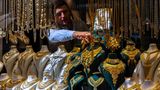 Skopje, Nordmadzedonien. Im alten türkischen Basar ordnet der Goldschmied Adnan Iseni seine Auslage mit prachtvollem Goldschmuck. In den 20 Jahren, seit er das Geschäft betreibt, hat sich der Goldpreis verfünffacht. Der türkische Basar gehört zu den Hauptattraktionen der Landeshauptstadt und ist Ausdruck der wechselvollen Geschichte des Landes