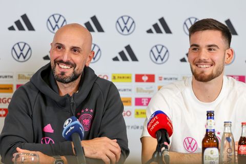 Trotz der Ausfälle in Vorfreude auf die Spiele: Trainer Antonio Di Salvo (l) und Torhüter Dennis Seimen. Foto: Jan Woitas/dpa