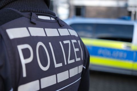 Die Polizei ist auf der Suche nach dem Angreifer. (Symbolbild) Foto: Bernd Weißbrod/dpa