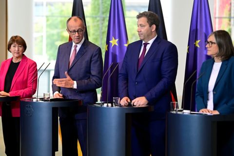 Müller (l.), Merz, Klingbeil und Benner