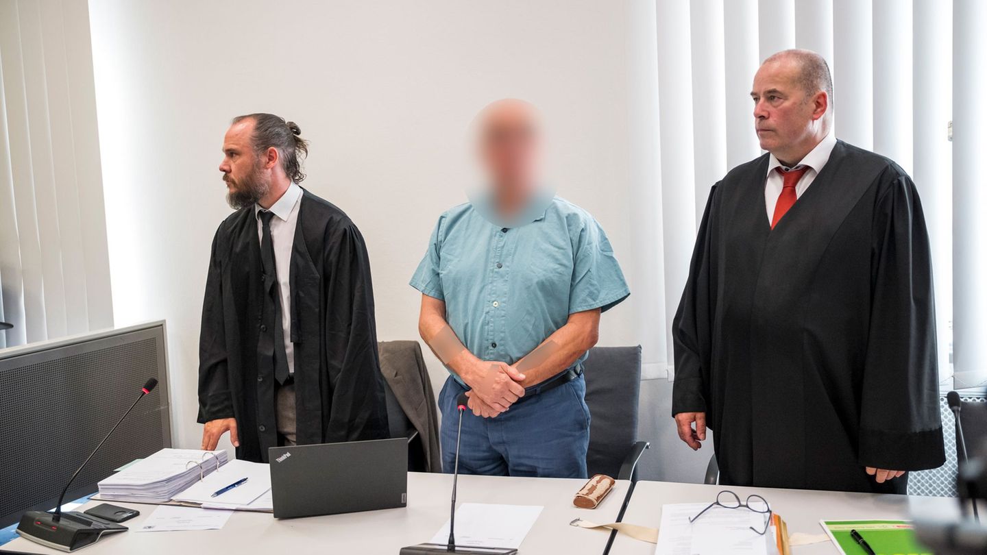 Der Angeklagte aus dem Landkreis Forchheim (hier neben seinen Anwälten) hat während des gesamten Prozesses geschwiegen. In seine
