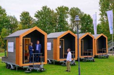 Mini-Büros auf der grünen Wiese: Sogenannte Tiny Spaces dienen als Arbeitsräume und Kreativwerkstatt im Start-up-Zentrum in Bees