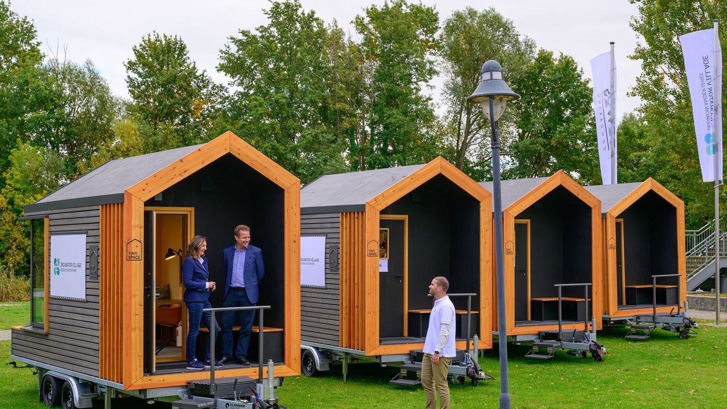 Mini-Büros auf der grünen Wiese: Sogenannte Tiny Spaces dienen als Arbeitsräume und Kreativwerkstatt im Start-up-Zentrum in Bees