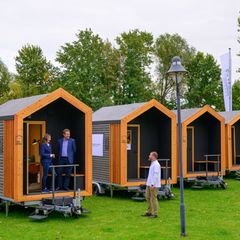 Mini-Büros auf der grünen Wiese: Sogenannte Tiny Spaces dienen als Arbeitsräume und Kreativwerkstatt im Start-up-Zentrum in Bees
