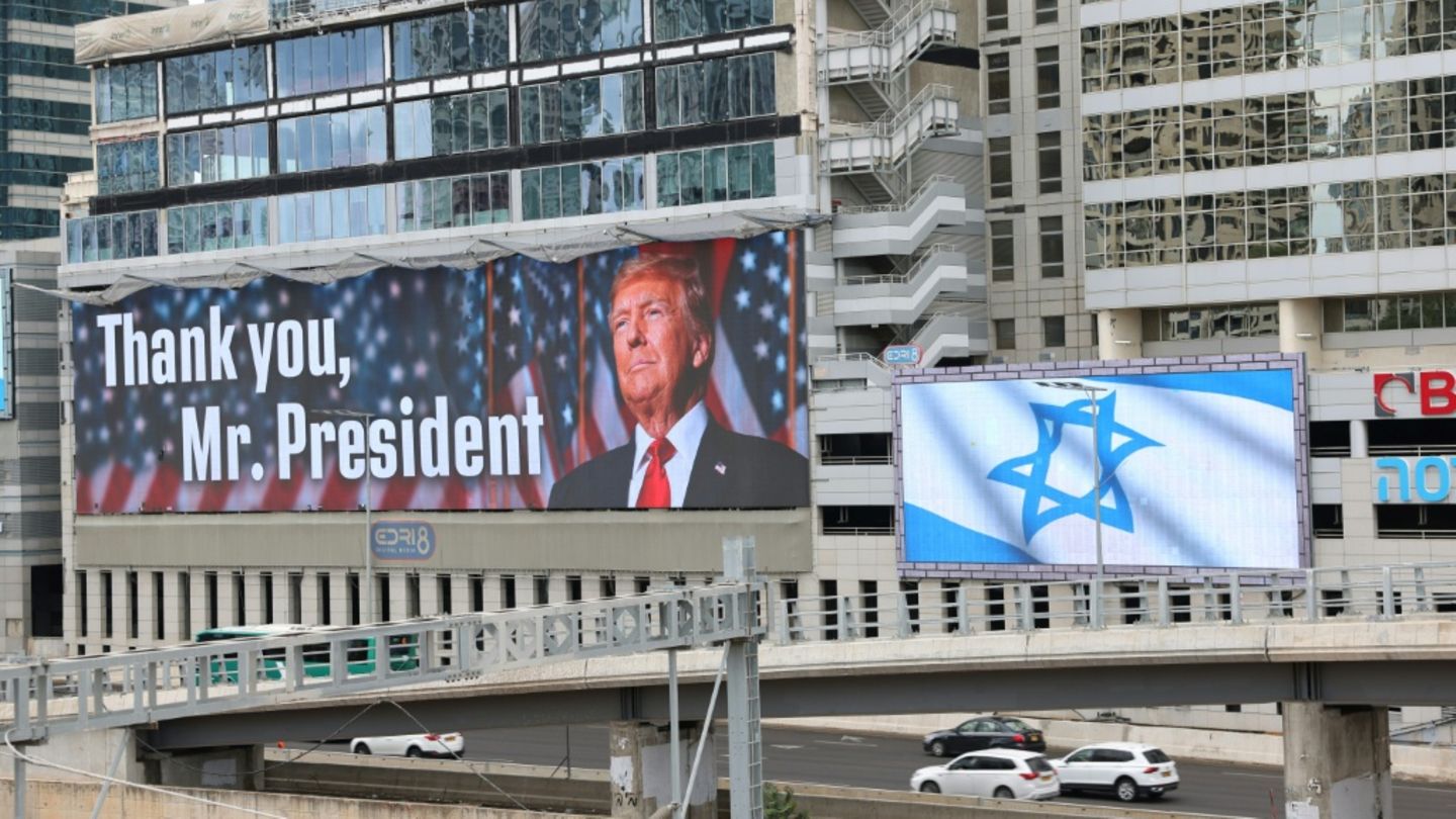 Dank für Trump an einer Schnellstraße in Tel Aviv