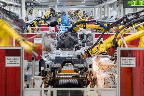 Viele Autobauer stehen unter Druck. (Archivbild) Foto: Julian Stratenschulte/dpa