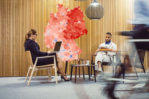 Eine Geschäftsfrau sitzt in der Lobby + Deutschlandkarte Infografik
