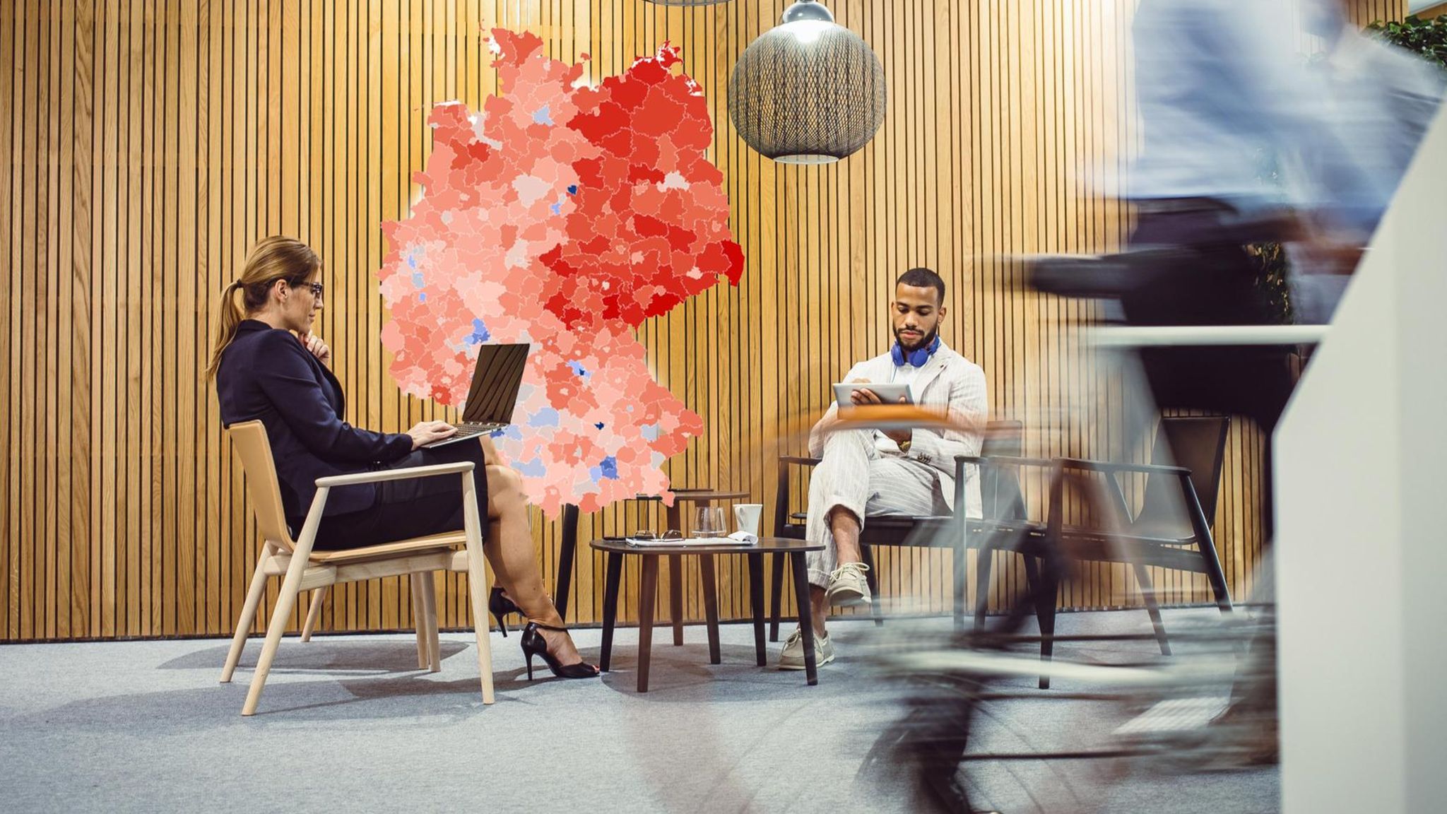 Eine Geschäftsfrau sitzt in der Lobby + Deutschlandkarte Infografik
