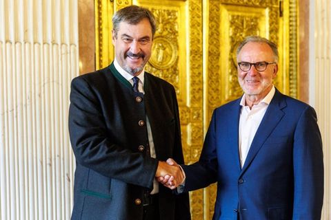 Markus Söder (li.) zeichnet Karl-Heinz Rummenigge aus.