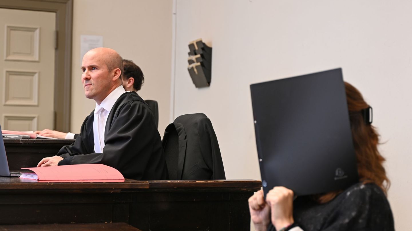 Die Angeklagte (r) sitzt mit ihrem Anwalt Dirk Bachmann im Strafjustizgebäude in Hamburg. Foto: David Hammersen/dpa