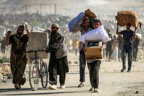 Palästinenser im Gazastreifen mit Hilfsgütern