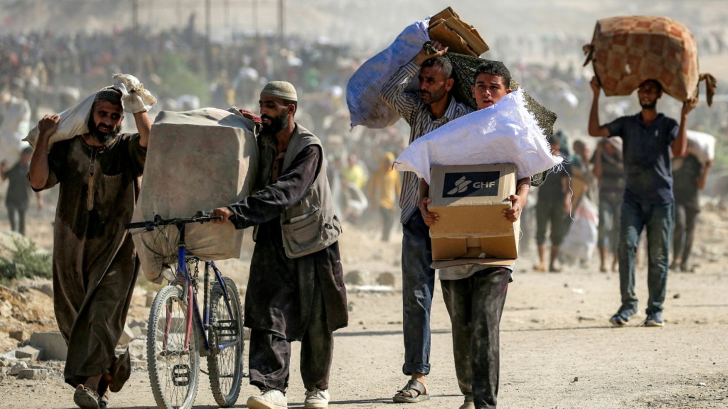 Palästinenser im Gazastreifen mit Hilfsgütern