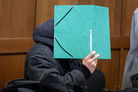 Der Angeklagte erhält nach seiner rassistischen Tat in einer NS-Gedenkstätte eine Bewährungsstrafe. Foto: Tim Schaarschmidt / Ha