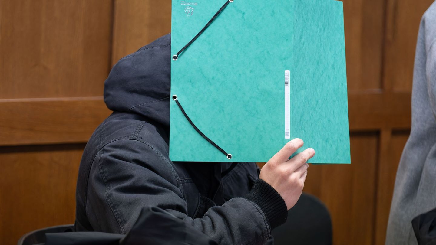 Der Angeklagte erhält nach seiner rassistischen Tat in einer NS-Gedenkstätte eine Bewährungsstrafe. Foto: Tim Schaarschmidt / Ha