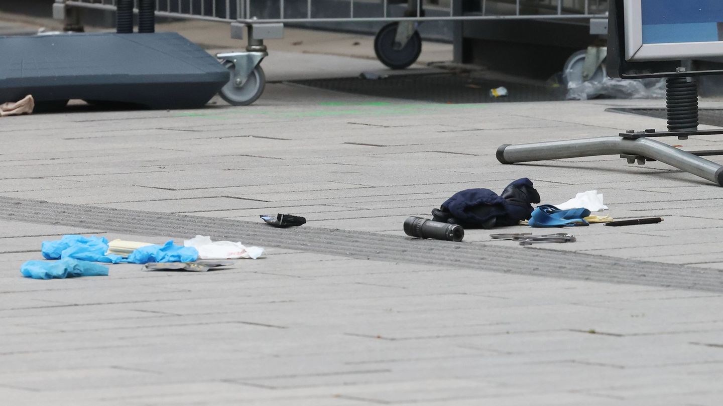 Die Polizei hat auf einer belebten Einkaufsstraße in Düsseldorf einen bewaffneten Mann niedergeschossen und schwer verletzt. Fot