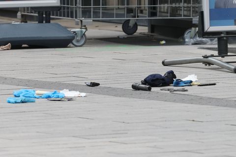 Die Polizei hat auf einer belebten Einkaufsstraße in Düsseldorf einen bewaffneten Mann niedergeschossen und schwer verletzt. Fot