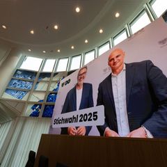 Thomas Westphal (SPD, links) wurde abgewählt. Er ließ jetzt erneut über den Brandmauerbeschluss im Dortmunder Rat abstimmen. Sei