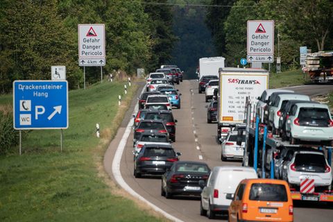 Autos sind auf der A8 unterwegs. (Archivbild) Foto: Marijan Murat/dpa