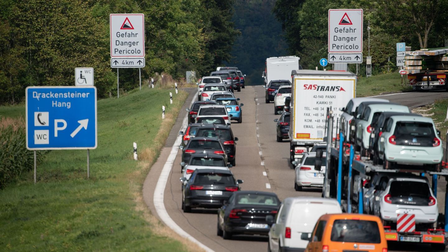 Autos sind auf der A8 unterwegs. (Archivbild) Foto: Marijan Murat/dpa
