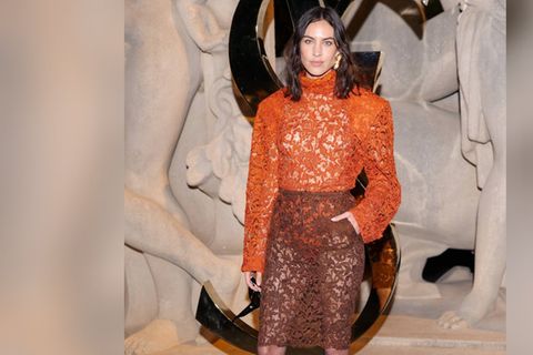 Alexa Chung bei der Fashion-Show von Saint Laurent in der angesagten Farbkombination aus Orange und Braun.