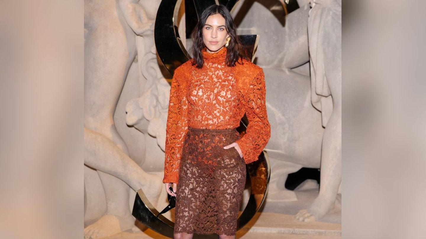 Alexa Chung bei der Fashion-Show von Saint Laurent in der angesagten Farbkombination aus Orange und Braun.